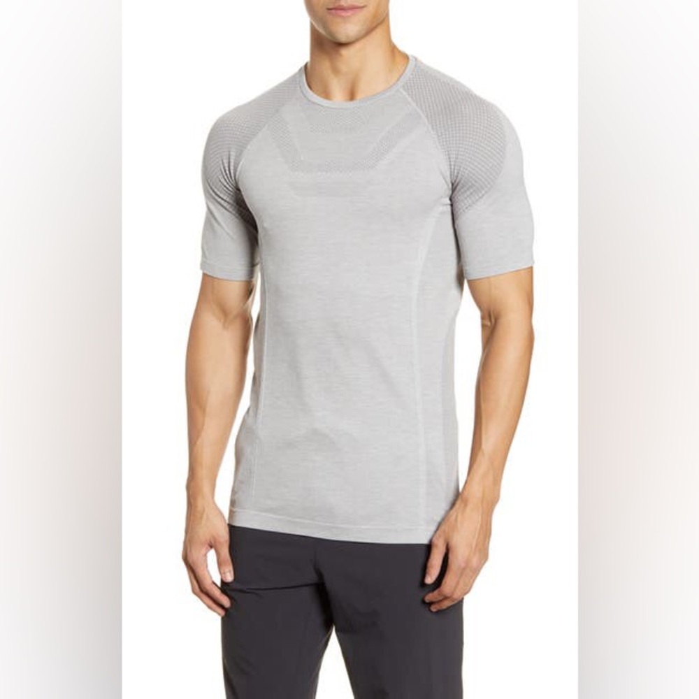 ALO Yoga Amplify Short Sleeve Athletic Tee in Light Gray — Men’s Medium